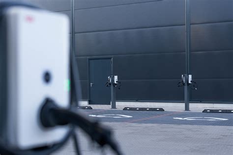 Iš tinklo įkraunamo hibridinio automobilio įkrovimo stotelė