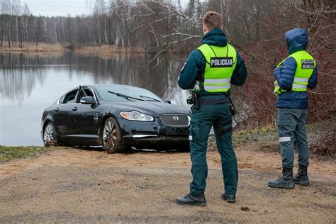 Automobilis važiuoja per gilų vandens telkinį