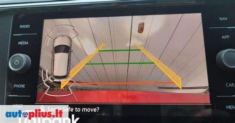 Schematinis vaizdas, kaip automobilio elektronika jungiasi prie interneto ir kitų įrenginių.