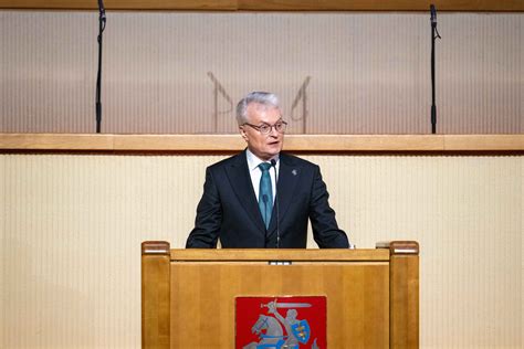 Šeima su vaikais, diskutuojanti apie laisvę ir atsakomybę
