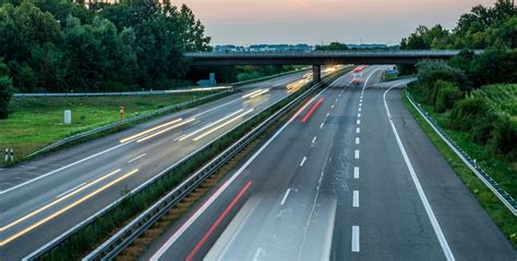 Teminis nuotrauka: greitkelis Šveicarijoje su greičio apribojimo ženklais