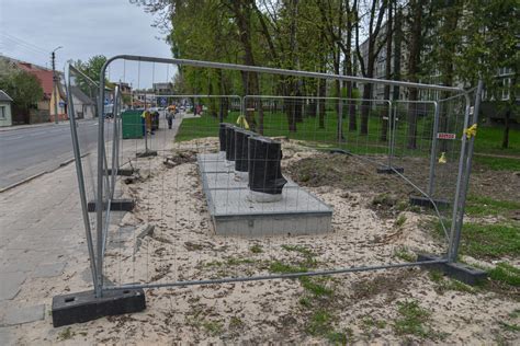 iliustracija, vaizduojanti sunkumus privažiuojant prie konteinerių užstatytuose kiemuose