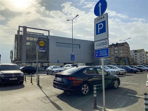 Lidl prekybos centro automobilių stovėjimo aikštelė su kelio ženklais