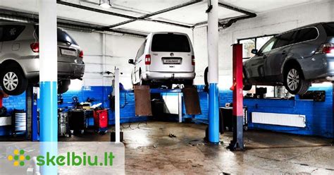 autoserviso įrenginių ir darbuotojų darbe nuotrauka, automobilių taisymo momentai