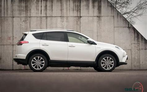 Ketvirtos kartos Toyota RAV4 eksterjero nuotrauka