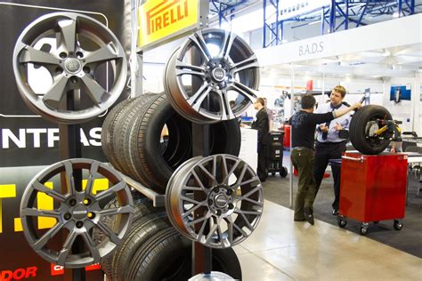 Teminis nuotraukos, pavaizduojančios automobilių detalių parduotuvę ir autoservisą.