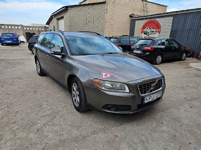Autoserviso meistrai remontuojantys automobilius