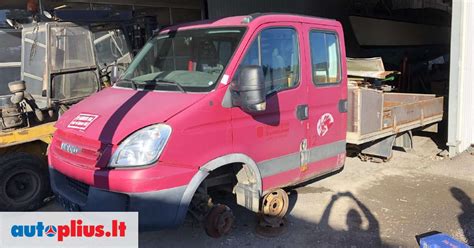 Teminė nuotrauka: įvairios naudotos mikroautobusų dalys sandėlyje