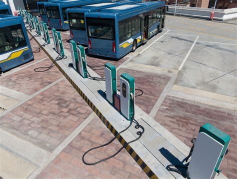 Elektrinio motorolerio įkrovimo stotelės iliustracija
