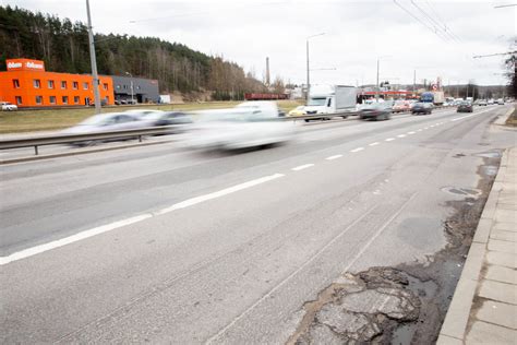 Automobilis važiuoja apsnigta kelio atkarpa