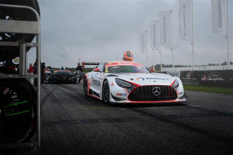 GT3 lenktyninių automobilių startas