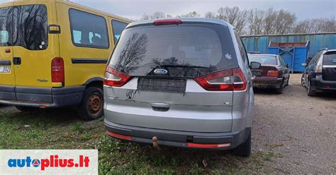 Teminė nuotrauka su įvairiomis Ford automobilio dalimis