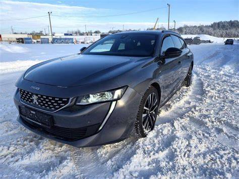Peugeot 508 sedanas kelyje