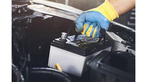 Mechanikas tikrinantis automobilio starterį
