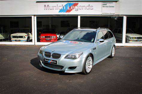 Raudonas BMW E61 salono paveikslėlis, iliustracija rodo sportinį saloną