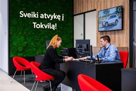 Toyota automobilis po avarijos, detali nuotrauka su apgadinimais, pabrėžiančiais kėbulo elementus