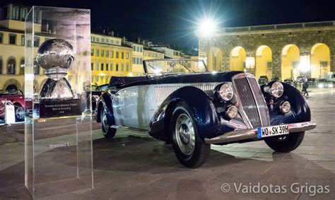 Bugatti istorinių automobilių iliustracija