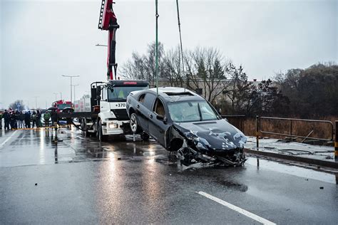 Gelbėtojų operacija traukiant automobilį BMW iš Nevėžio upės