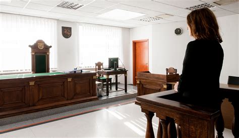 Teismo posėdžio iliustracija su teisėjo plaktuku