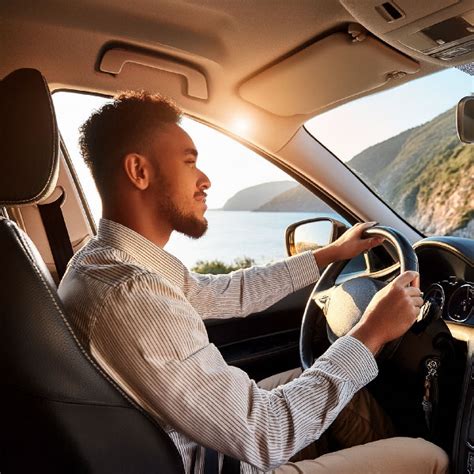 Tematinė nuotrauka: žmogus vairuojantis automobilį ir naudojantis GPS navigaciją