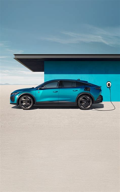 Teminė nuotrauka, vaizduojanti įkraunamą hibridinį automobilį įkrovimo stotelėje