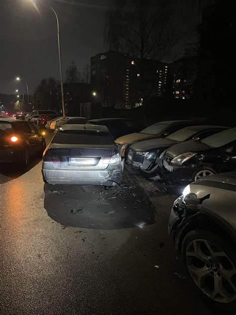 nuotrauka su susidūrusiais automobiliais po avarijos