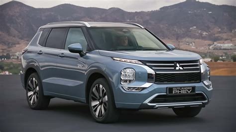 Mitsubishi Outlander PHEV važiuojantis keliu