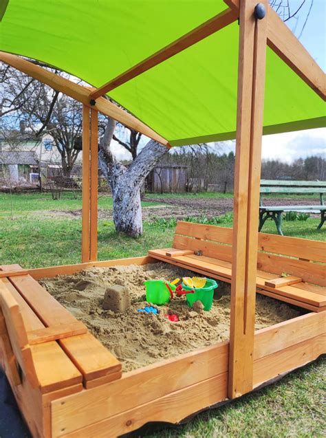 Įvairių tipų lauko smėlio dėžių pavyzdžiai: medinės, plastikinės, su dangčiu, su stogeliu.