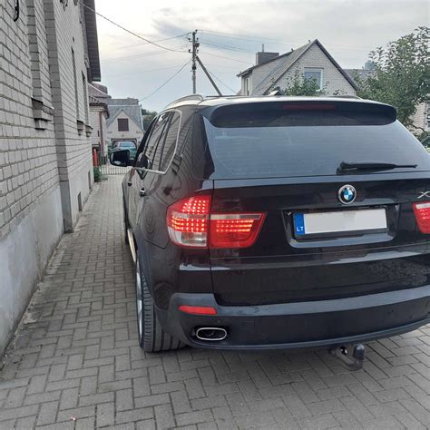 BMW E61 su galiniais žibintais