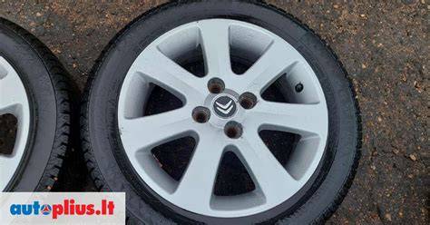 Citroen automobilis su R14 lengvojo lydinio ratlankiais