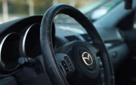 Profesionaliai apsiūtas automobilio vairas su pasirinktos spalvos oda ir siūlėmis
