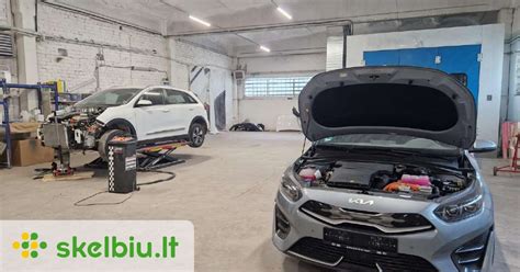 Teminė nuotrauka su automobilių kėbulų paruošėjo darbais