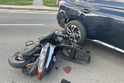 Infografika, iliustruojanti avarijos vietą ir susidūrusius automobilius