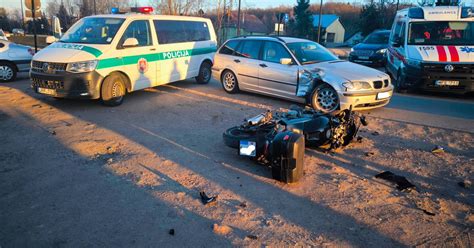 Apgadintas automobilis ir motociklas avarijos vietoje