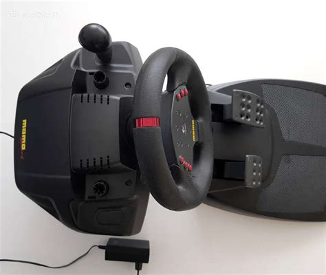 Logitech MOMO Racing Force Feedback vairas su pedalais