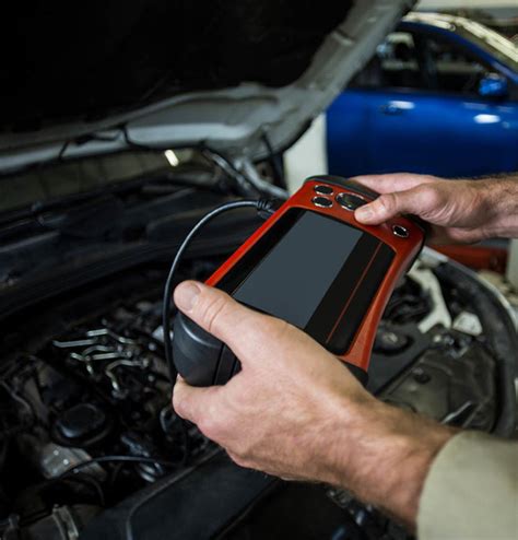 Mechanikas, atliekantis automobilio kompiuterinę diagnostiką