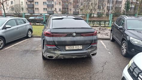 Neetiškas parkavimas per dvi vietas