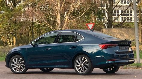 Škoda Octavia A8 (2021) liftbekas Lava Blue spalvos