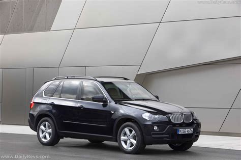 Tematinė nuotrauka, vaizduojanti BMW X5 Security automobilį iš išorės