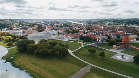 Kauno miesto vaizdas su gedimais pavarų perjungime infografika