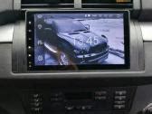 Vizualizacija, iliustruojanti Android multimedijos rėmelio montavimą BMW E46
