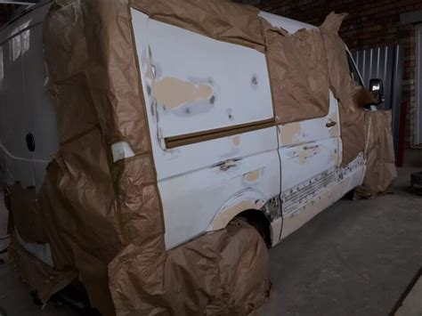 Iveco Daily furgono nuotrauka prieš ir po perdarymo į kemperį