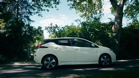 moters įkraunančios Nissan Leaf namuose iliustracija