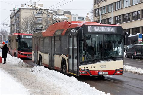 Nuotrauka, vaizduojanti troleibusą spūstyje mieste