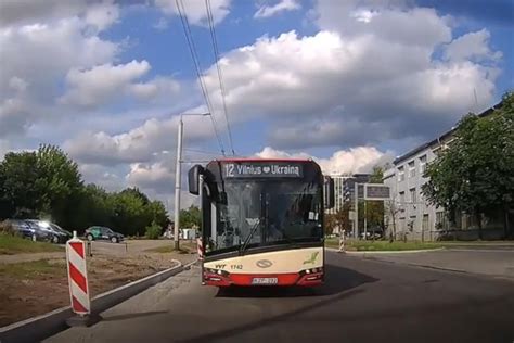Dvi troleibuso vairuotojos kalbasi, viena jaunesnė, kita vyresnė