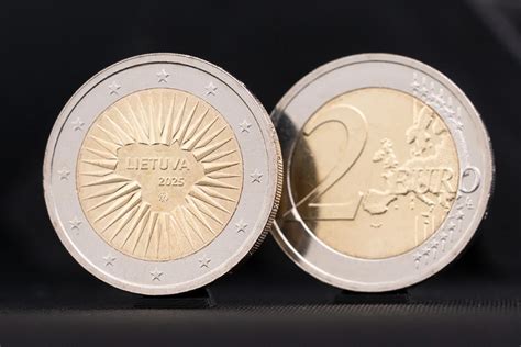 infografika, paaiškinanti Euro emisijos standartų evoliuciją nuo Euro 1 iki Euro 6/6d ir jų įtaką oro kokybei miestuose
