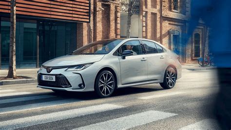 Tematinė nuotrauka: įvairūs Toyota modeliai iš viršaus