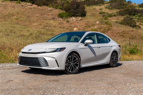 Toyota Camry, hibridinė versija, važiuojanti keliu
