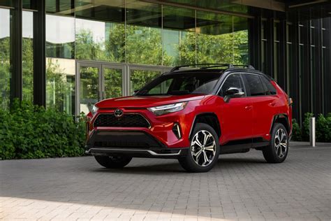 Toyota RAV4 Plug-in Hybrid įkraunamas stotelėje