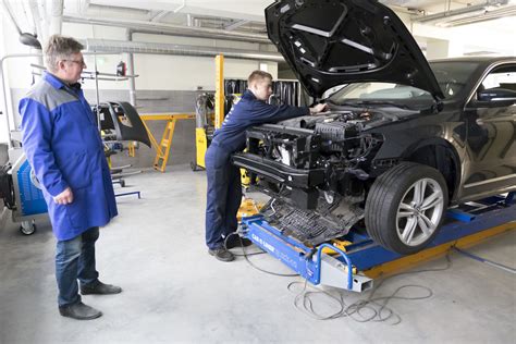 Automobilių kėbulų remontininkas dirbtuvėse